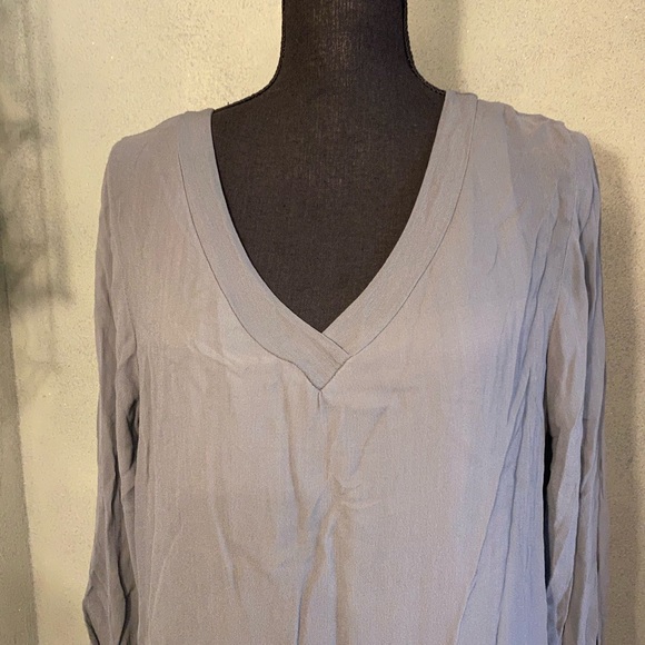 ⬇️Sofia long sleeve Vneck Top - Picture 2 of 8